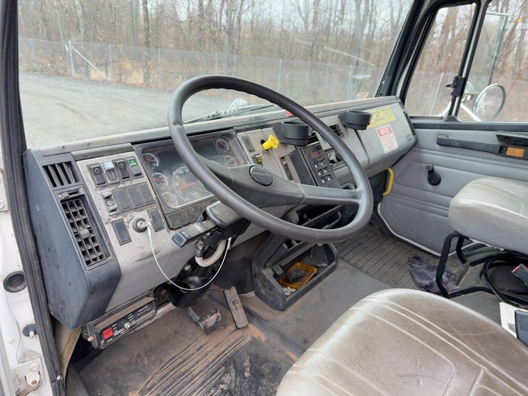 2002-freightliner-fl70-image-30