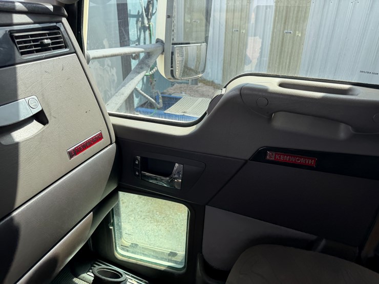 2012-kenworth-900b-image-89