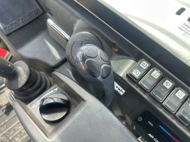 2014-takeuchi-tb240-image-41