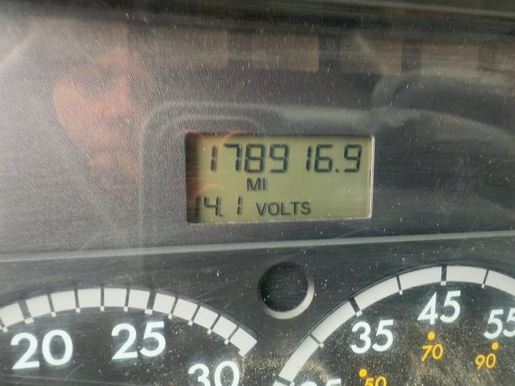 2003-freightliner-fl70-image-28