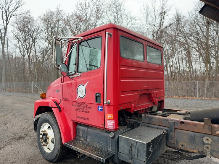 2003-freightliner-fl70-image-13