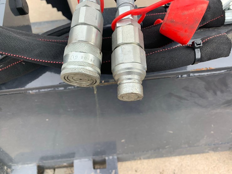 wolverine-skid-steer-bucket-grapple-image-8