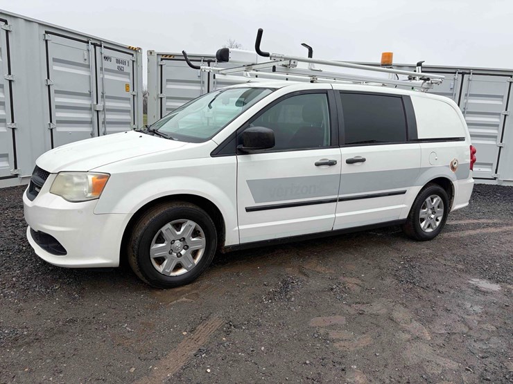 2013-dodge-caravan-image-1