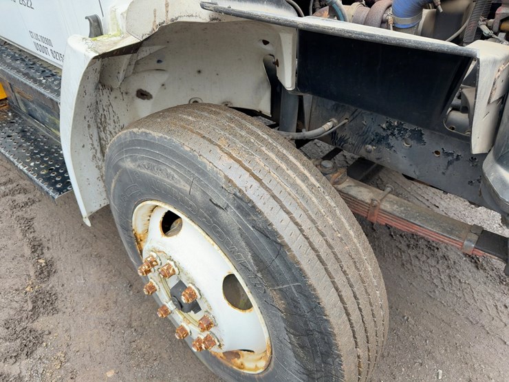 2002-freightliner-fl70-image-12