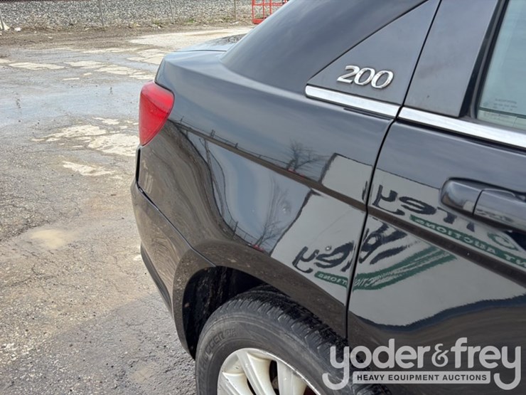 2013-chrysler-200-image-12