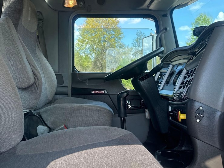 2016-kenworth-w900l-image-26