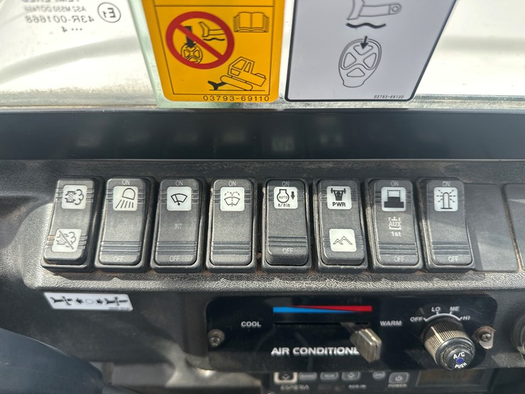 2014-takeuchi-tb240-image-42