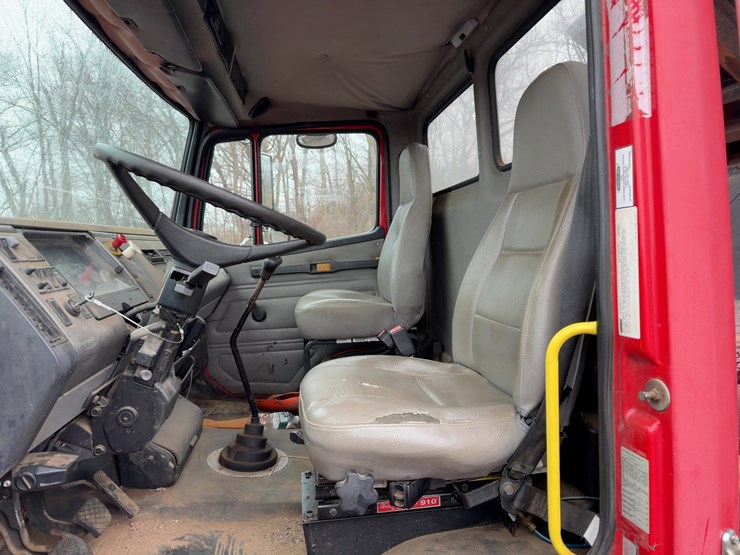 2003-freightliner-fl70-image-25