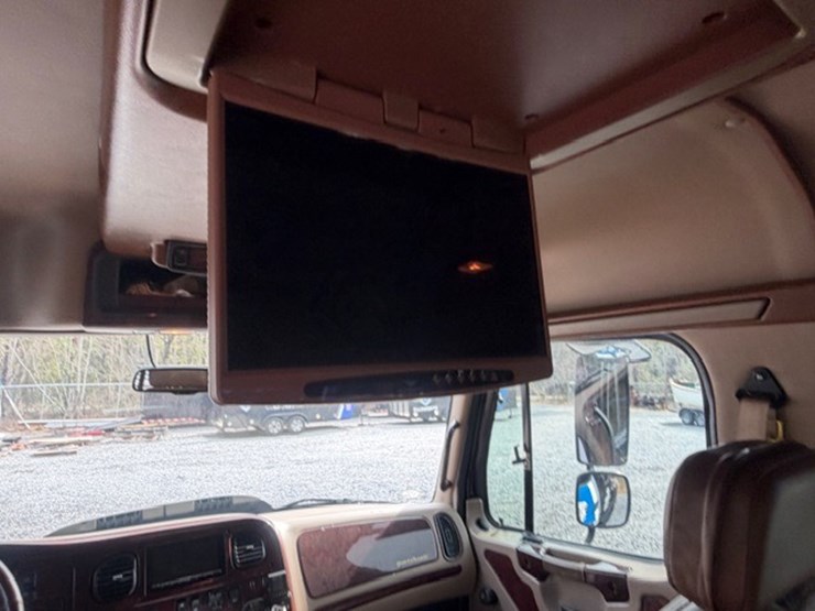 2008-freightliner-m2-106-image-58