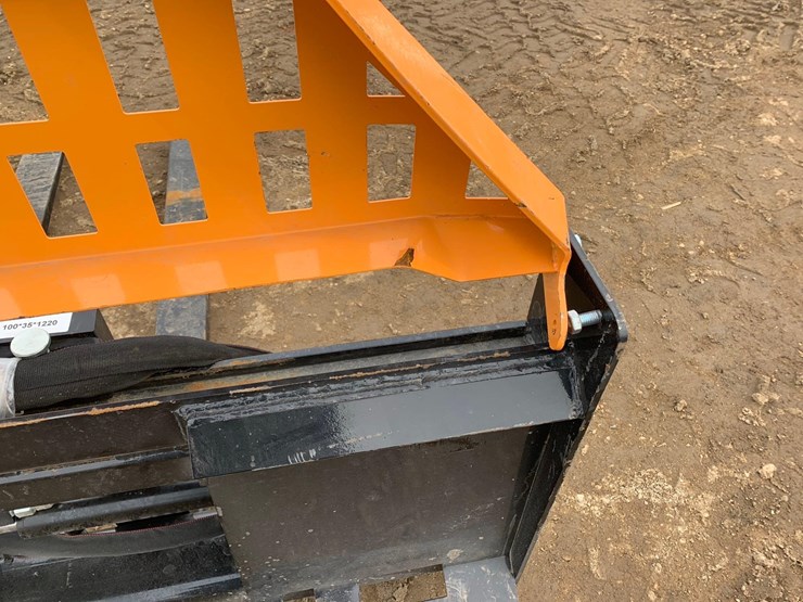 2025-wolverine-skid-steer-hydraulic-pallet-forks-image-5