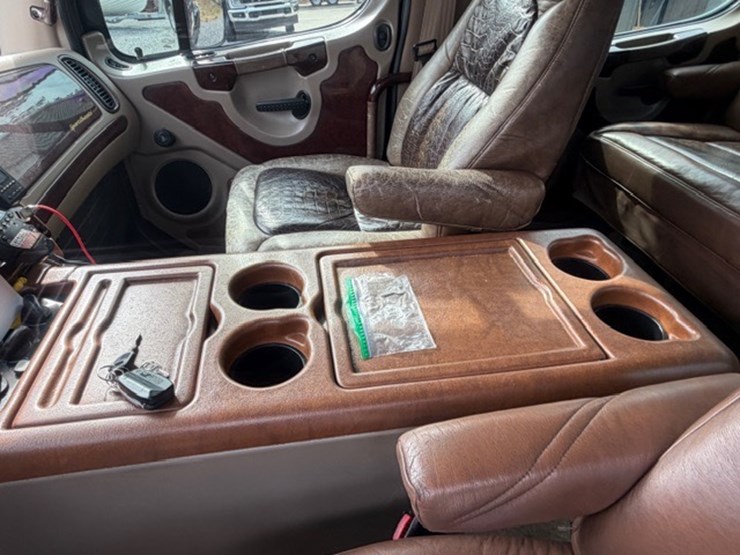 2008-freightliner-m2-106-image-70