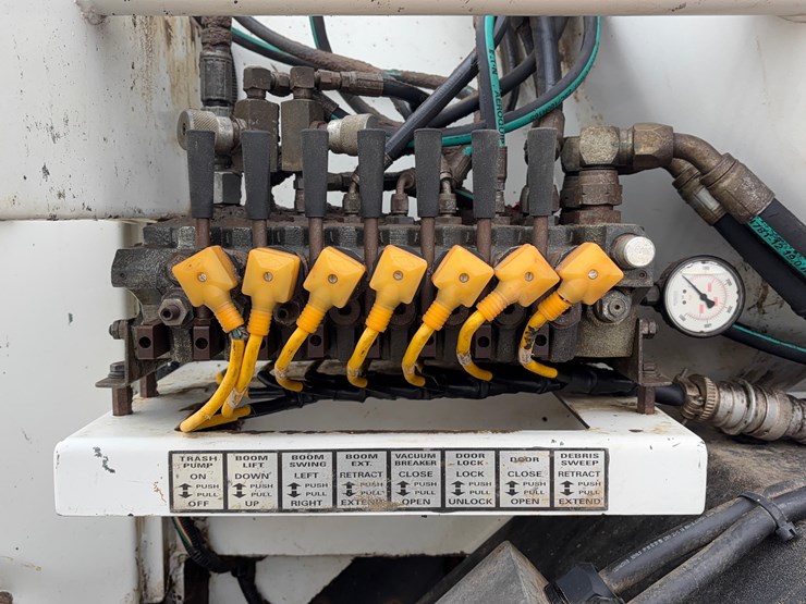 2018-peterbilt-567-hydrovac-truck-image-20