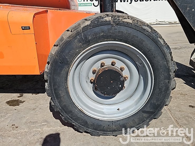 2016-jlg-6042-image-10