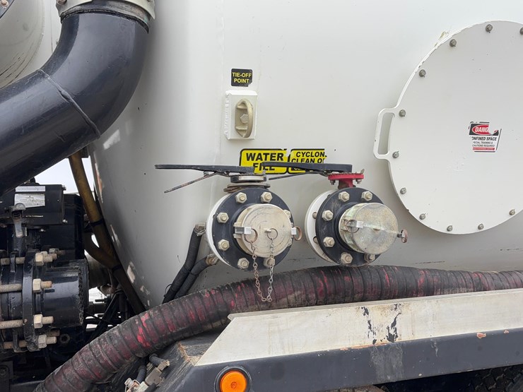 2018-peterbilt-567-hydrovac-truck-image-28