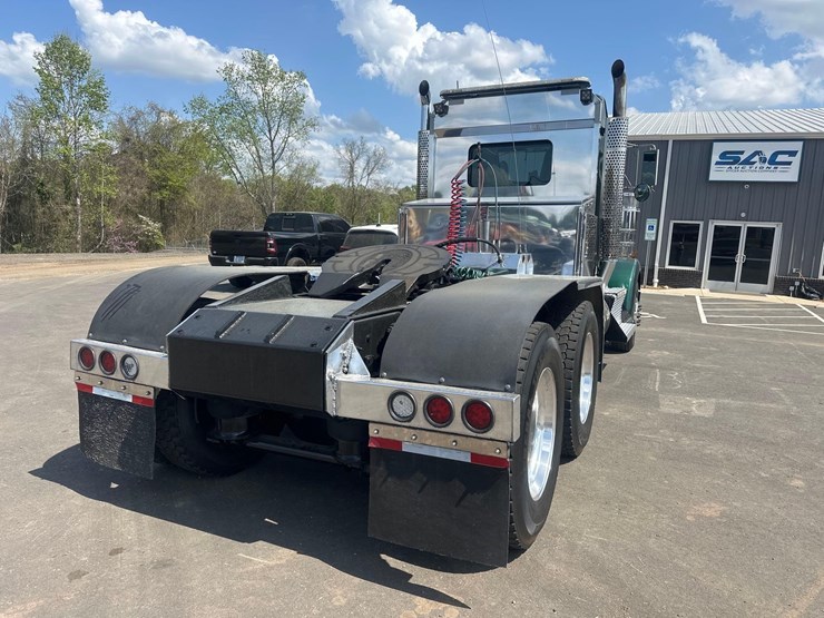 2016-kenworth-w900l-image-6