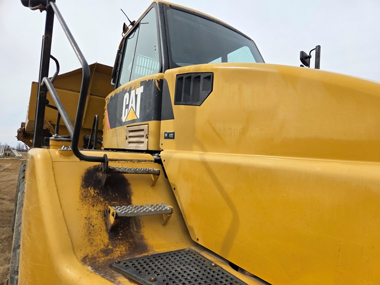 caterpillar-740-image-12