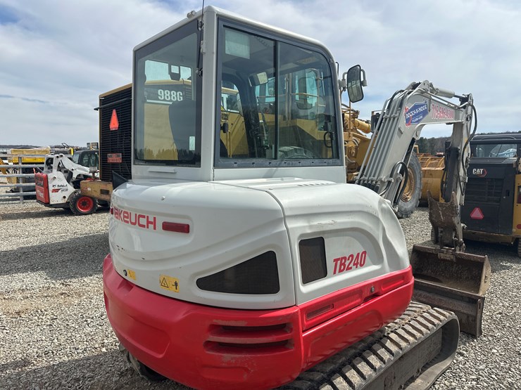2014-takeuchi-tb240-image-11