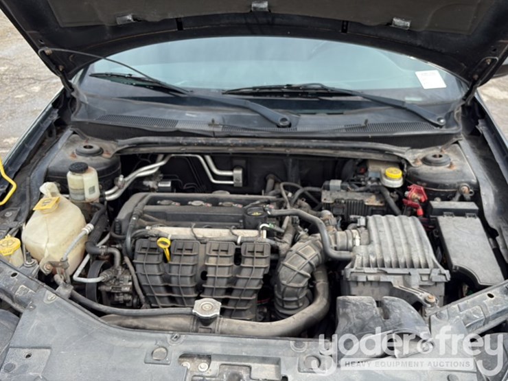 2013-chrysler-200-image-17