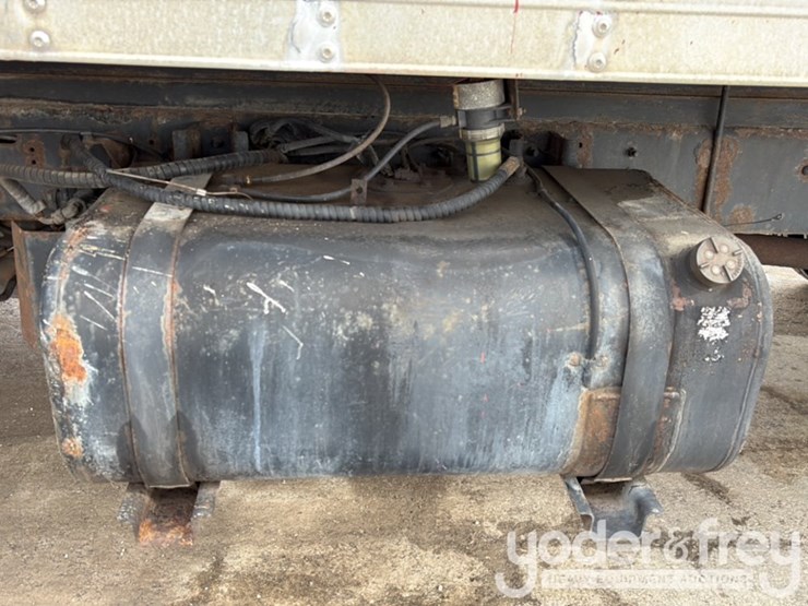 2001-isuzu-npr-image-12