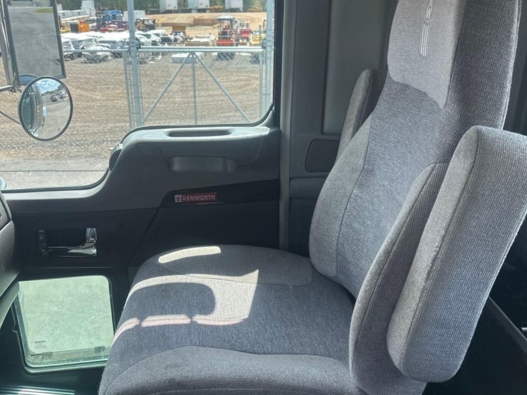 2016-kenworth-w900l-image-38