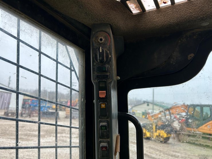 2016-new-holland-l230-image-23