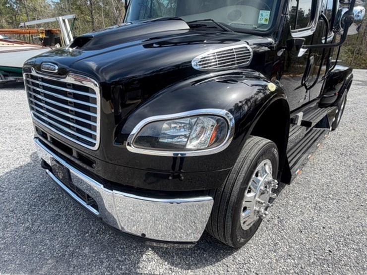 2008-freightliner-m2-106-image-25