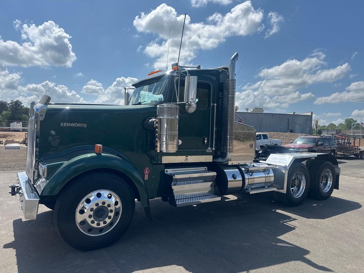 2016-kenworth-w900l-image-10