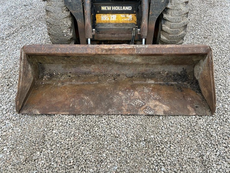 2016-new-holland-l230-image-9