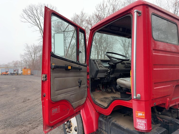 2003-freightliner-fl70-image-24