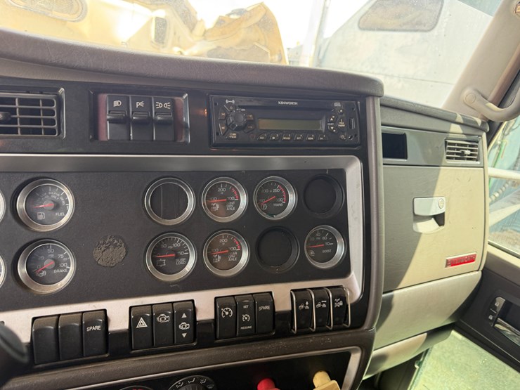 2012-kenworth-900b-image-76