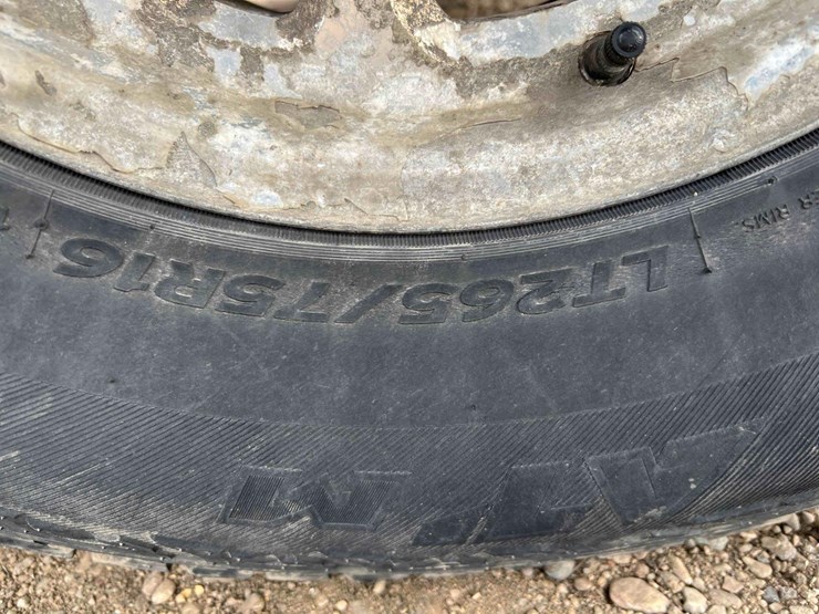 2005-chevrolet-suburban-image-27