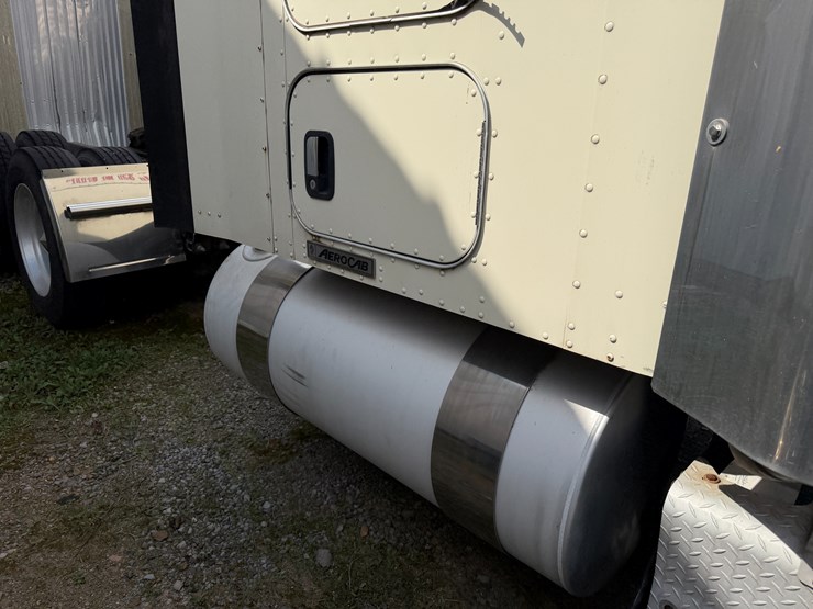 2012-kenworth-900b-image-48