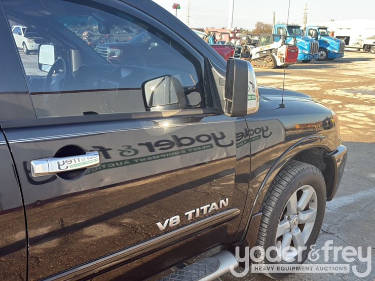 2011-nissan-titan-image-30