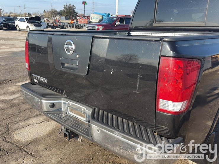 2011-nissan-titan-image-22