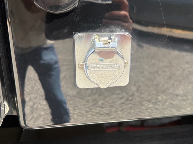 2008-freightliner-m2-106-image-39