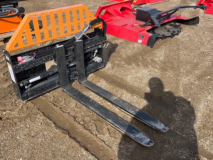 wolverine-skid-steer-hydraulic-pallet-forks-image-1