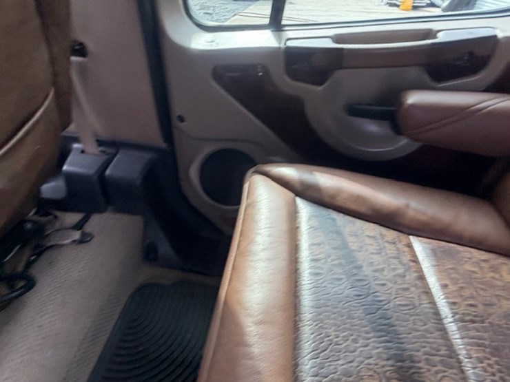 2008-freightliner-m2-106-image-50