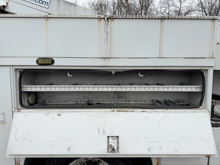 2002-freightliner-fl70-image-17