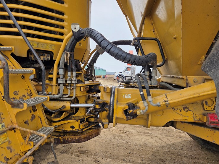 caterpillar-740-image-19