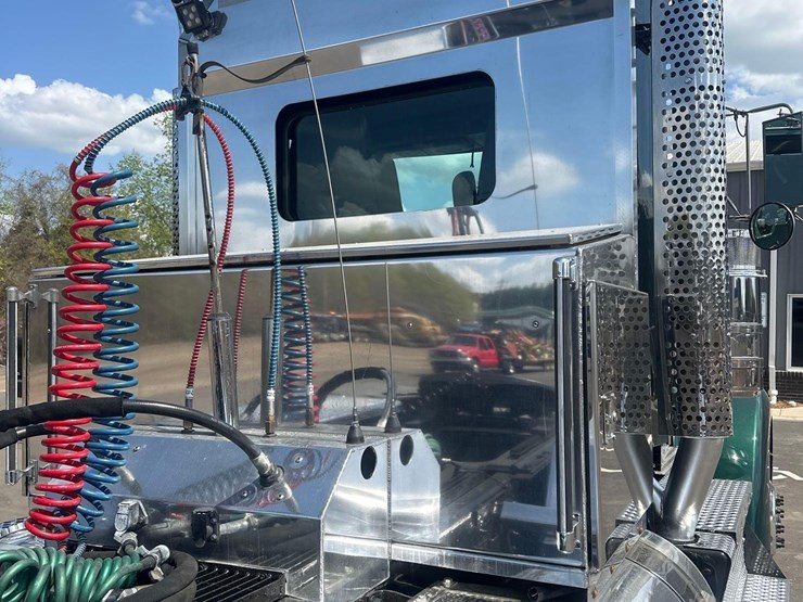 2016-kenworth-w900l-image-14