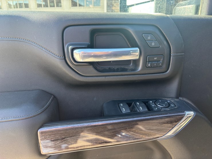 2023-chevrolet-z71-pickup-image-10