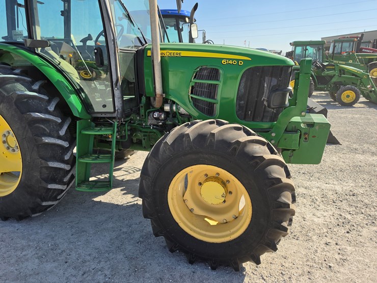 2011-john-deere-6140d-image-19