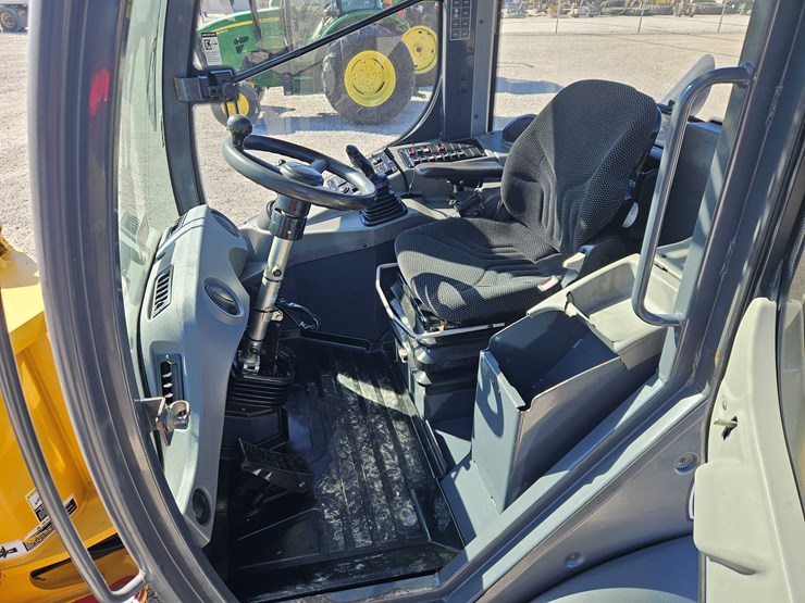 2013-deere-204k-image-13