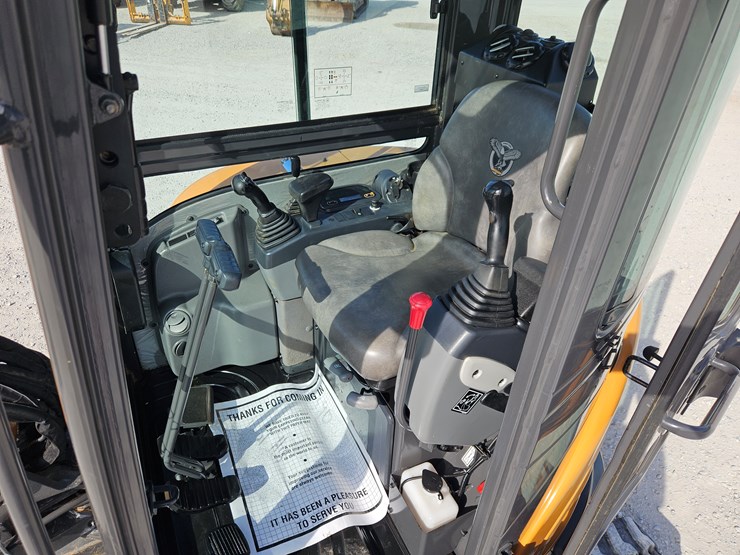 2019-case-cx37c-image-10