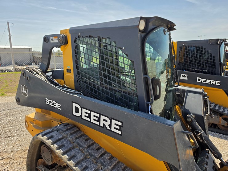 2015-deere-323e-image-23