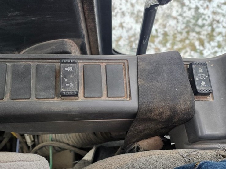 2012-deere-200d-lc-image-79