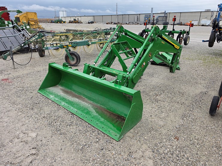2021-john-deere-700m-image-1