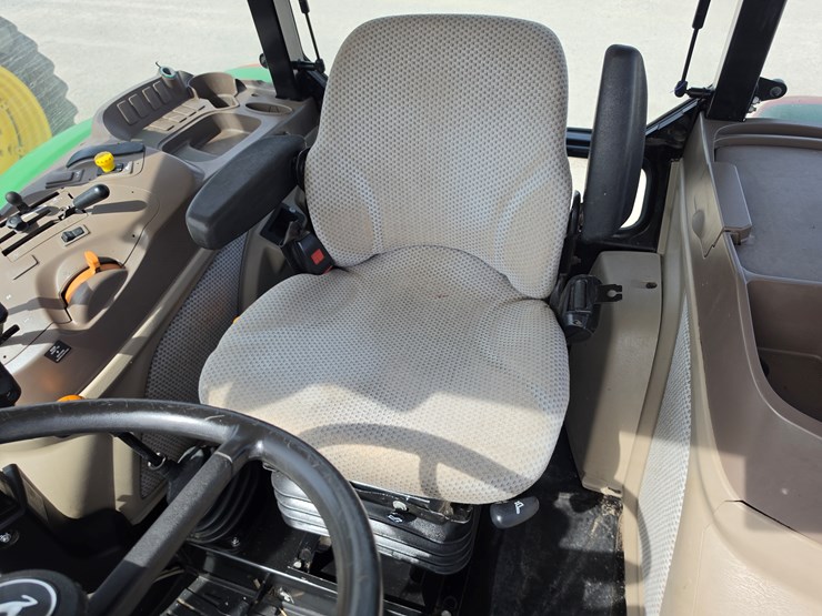 2016-john-deere-5100e-image-14