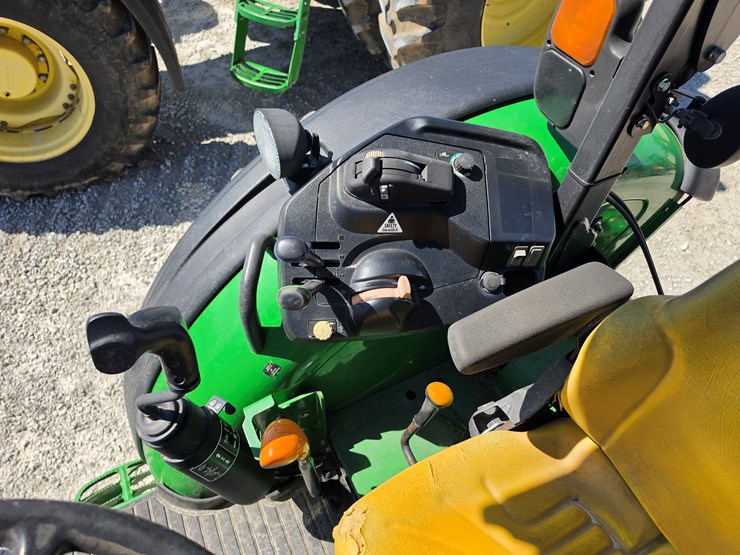 2014-john-deere-5085m-image-15