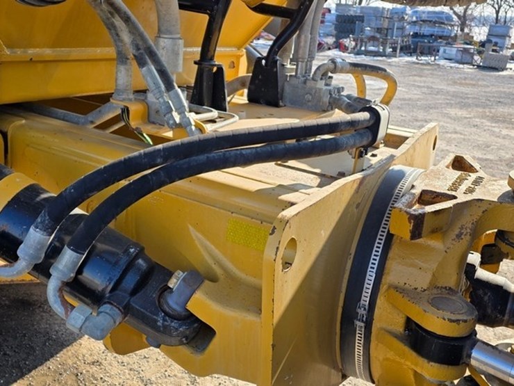 2014-caterpillar-740b-image-48